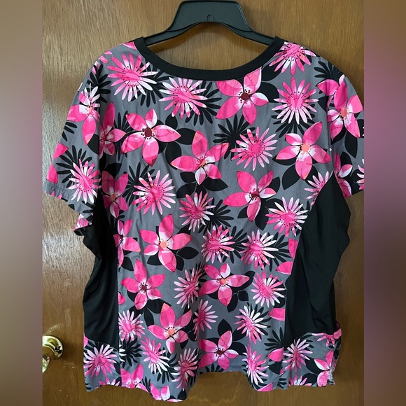 White Cross scrub top. Size 3X - Picture 2 of 4